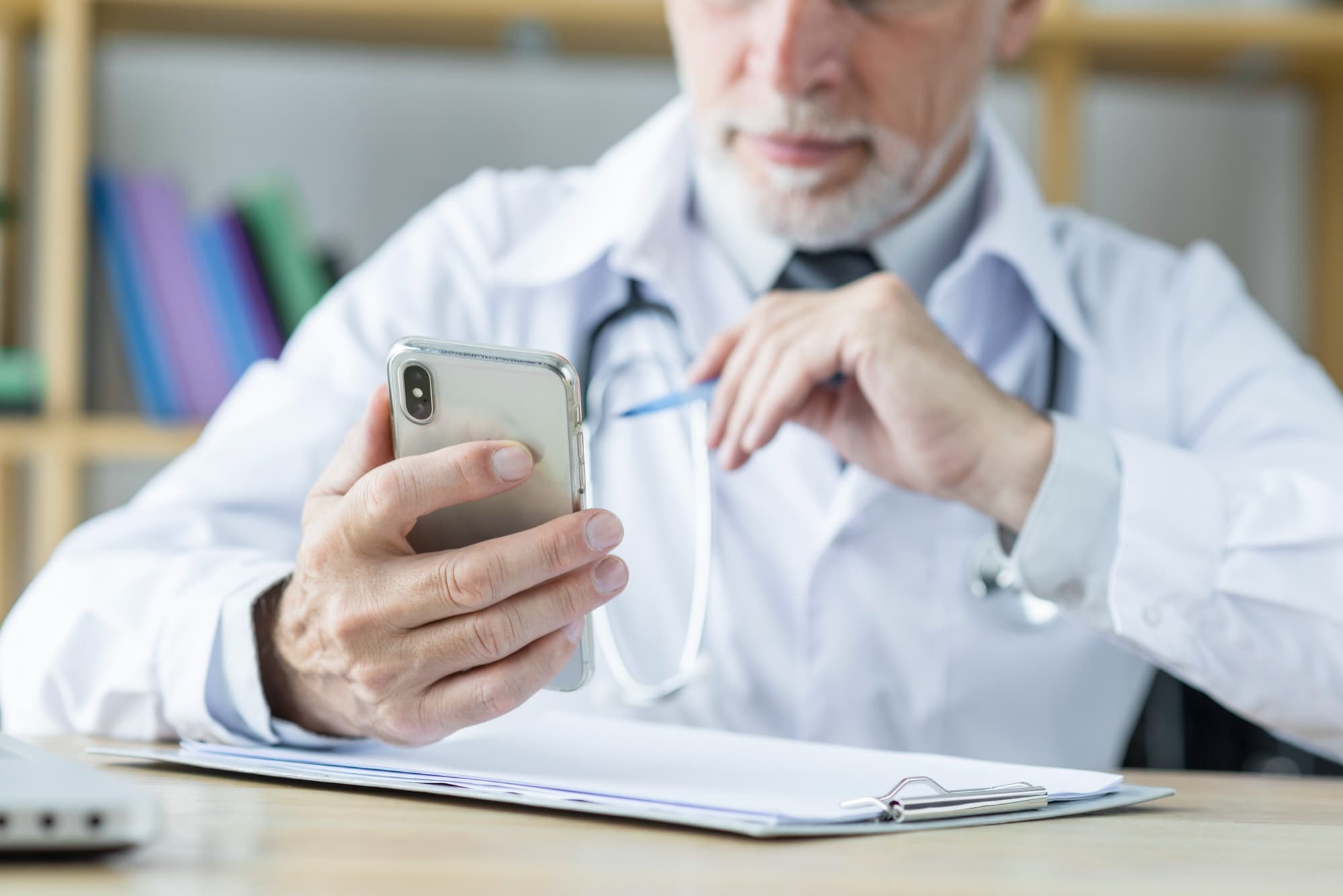 Médico dictando la consulta desde su teléfono
