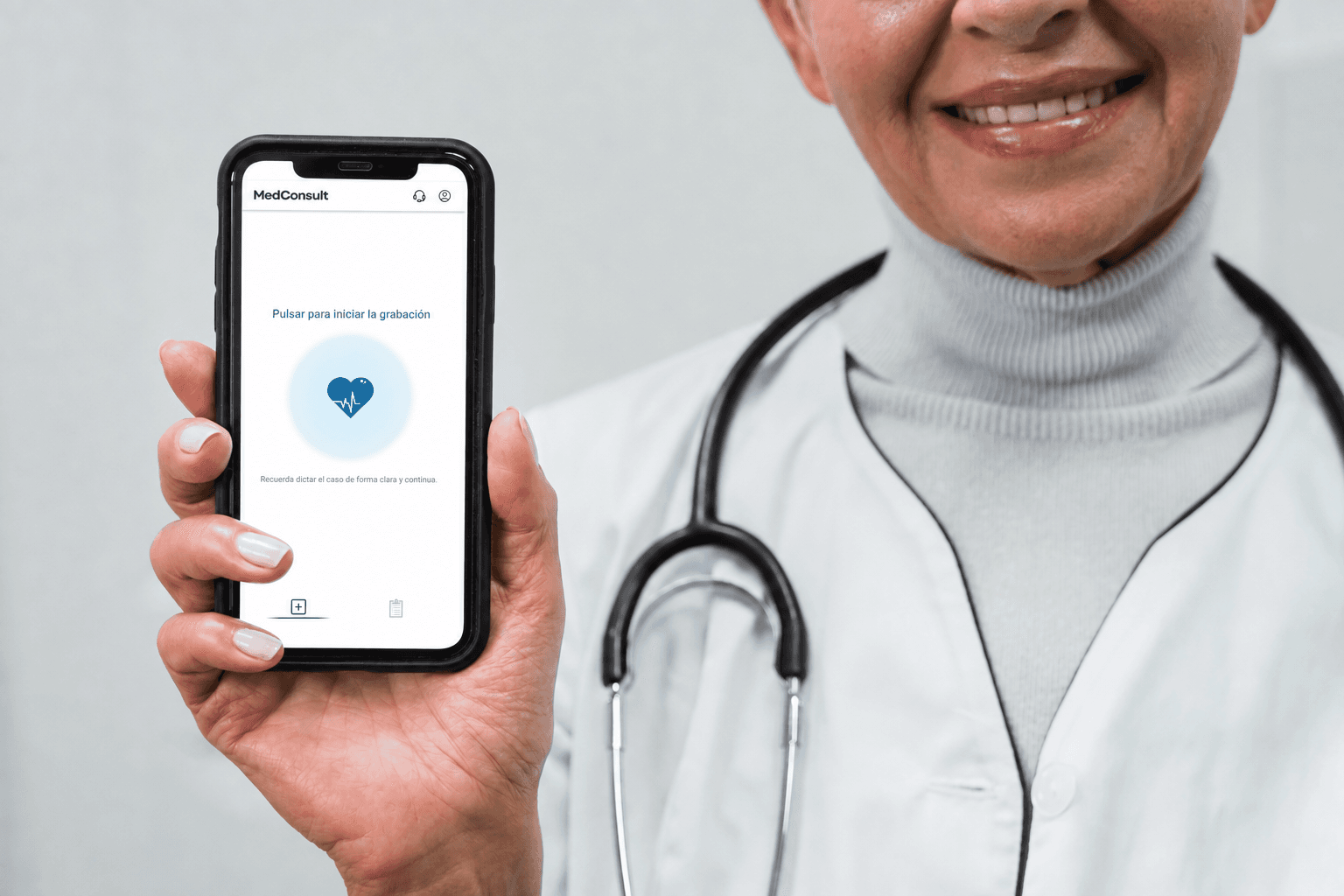 Profesional de la salud revisando la transcripción en su teléfono