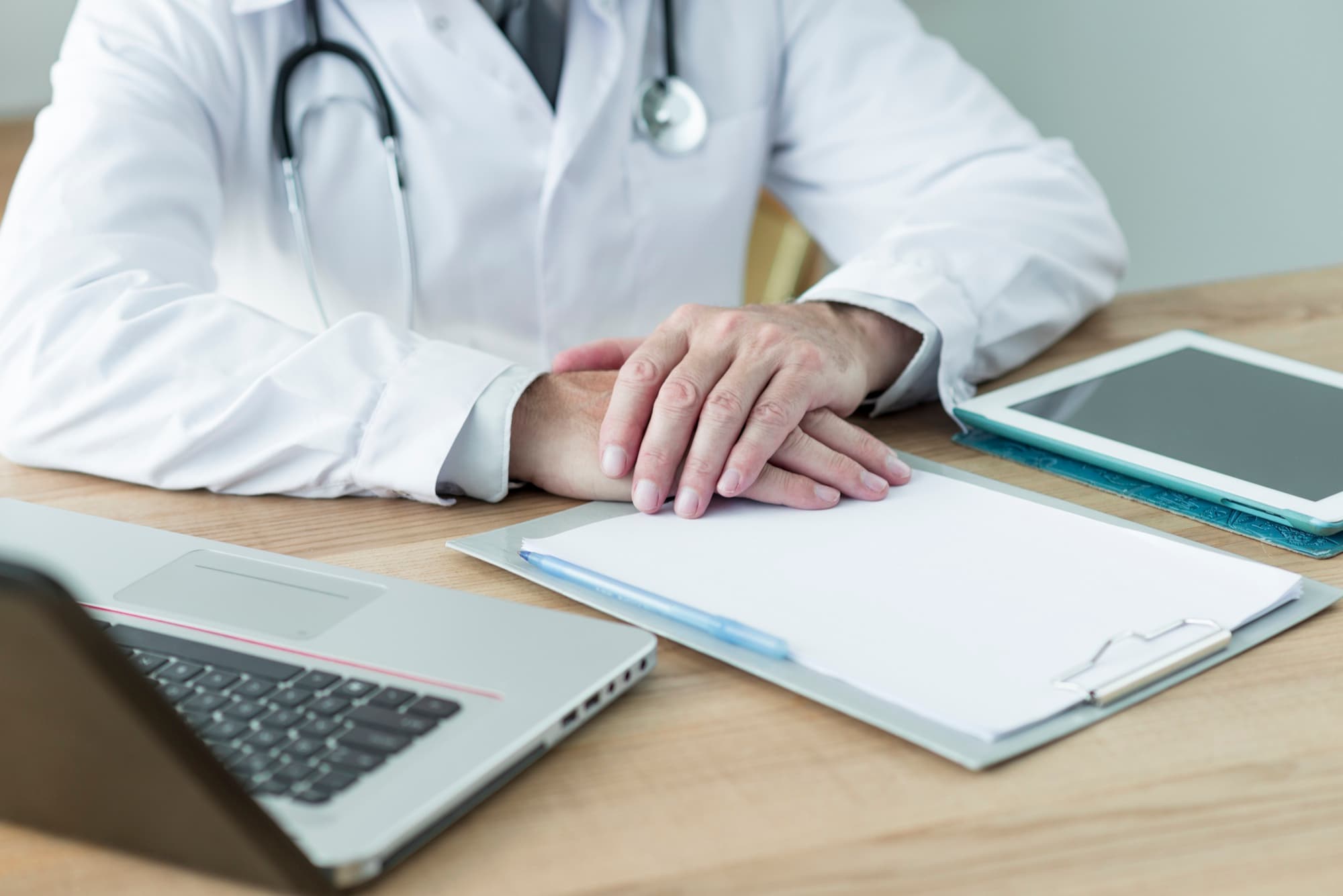 Médico completando documentación clínica en su escritorio