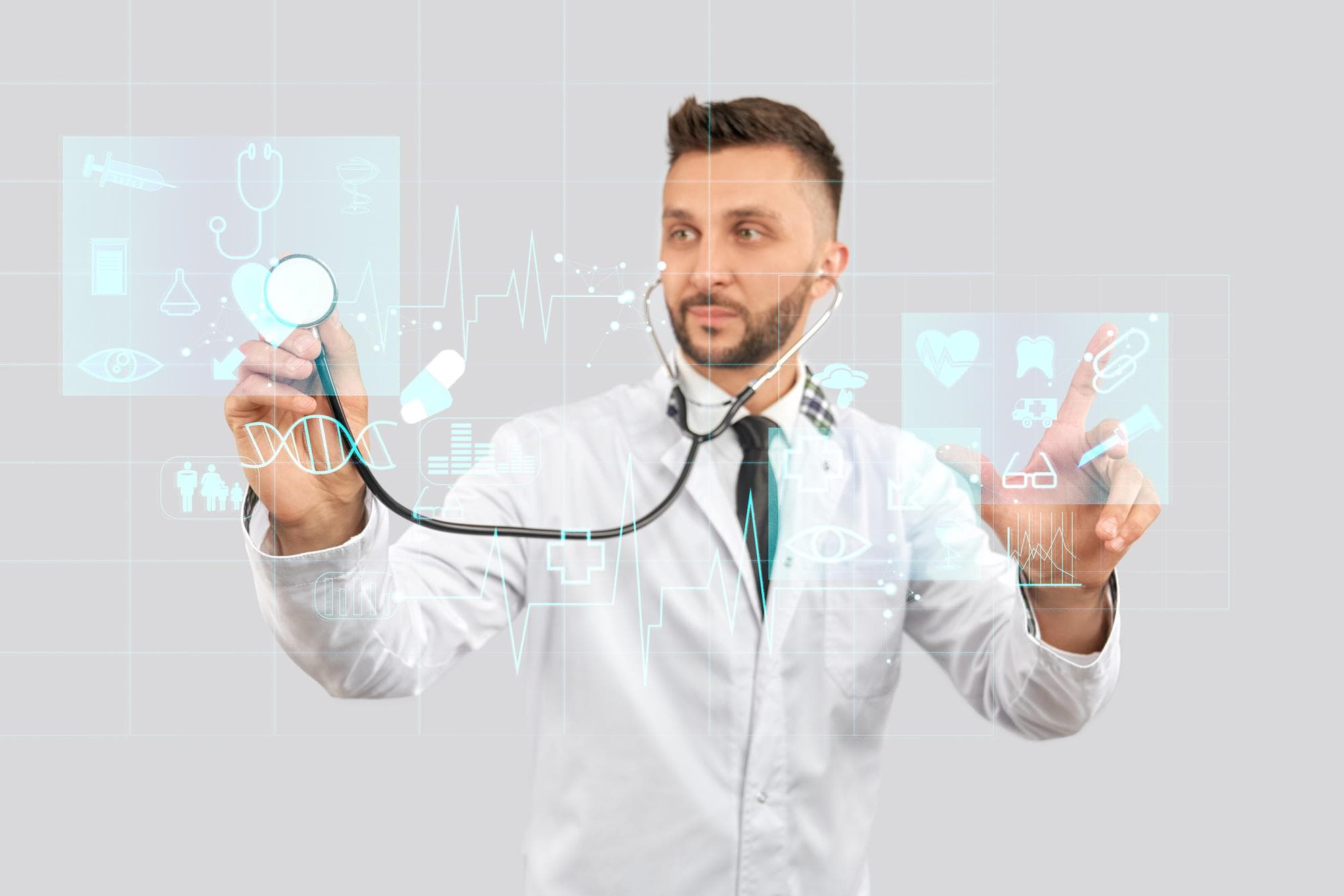 Médico revisando la información estructurada por MedConsult
