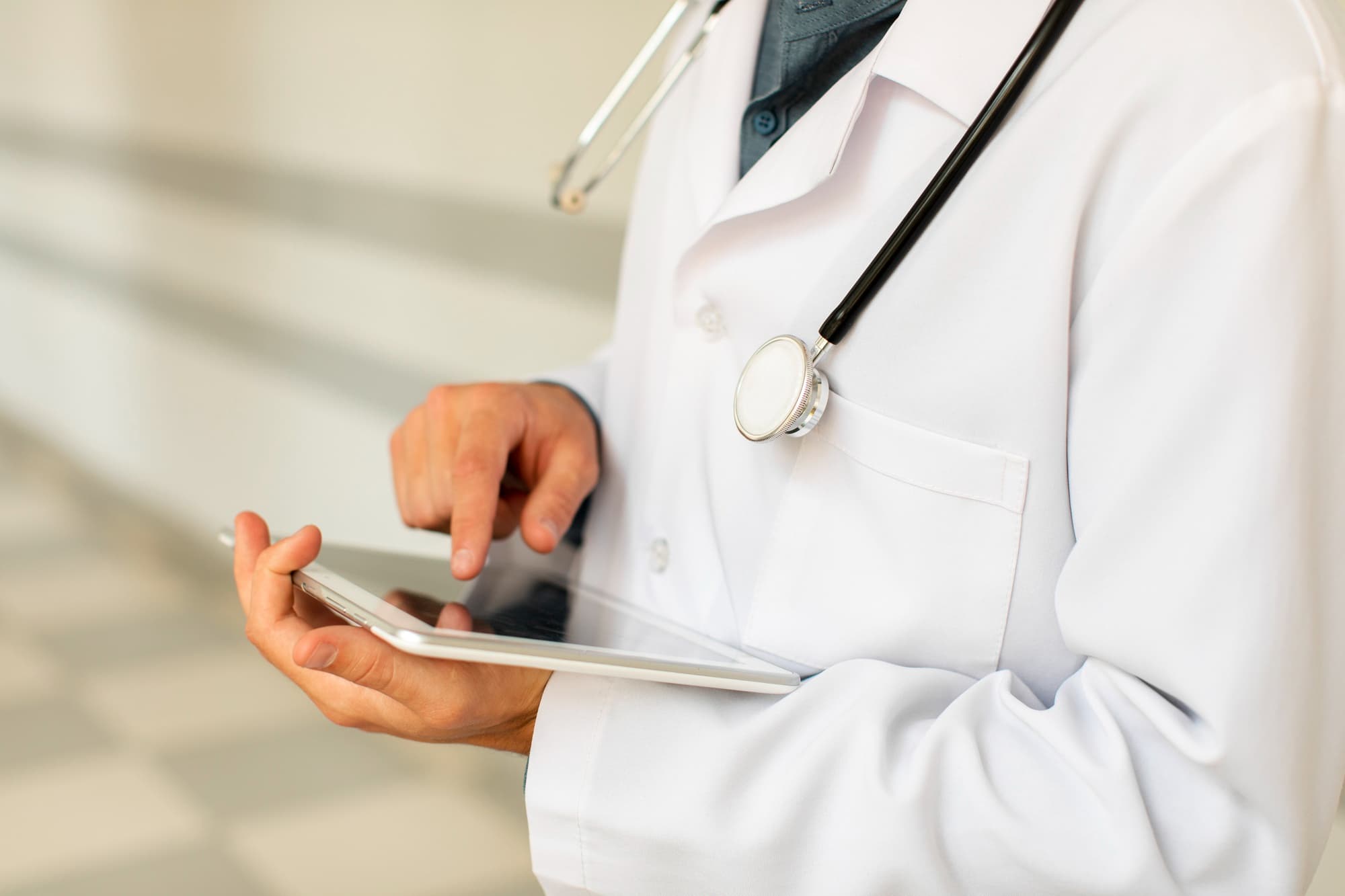 Profesional exportando la nota clínica desde una tablet
