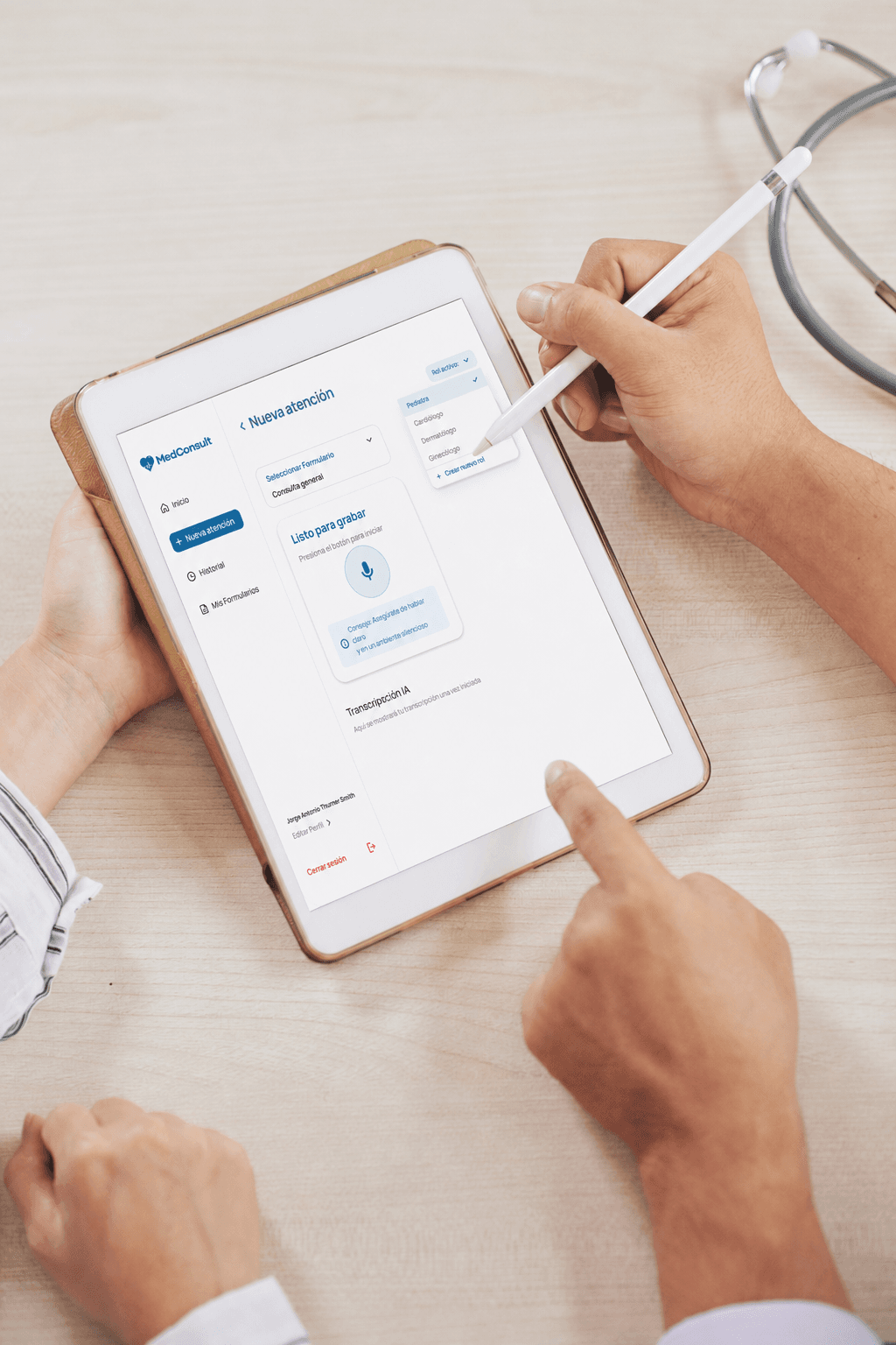 Profesional seleccionando un formulario en MedConsult desde una tablet