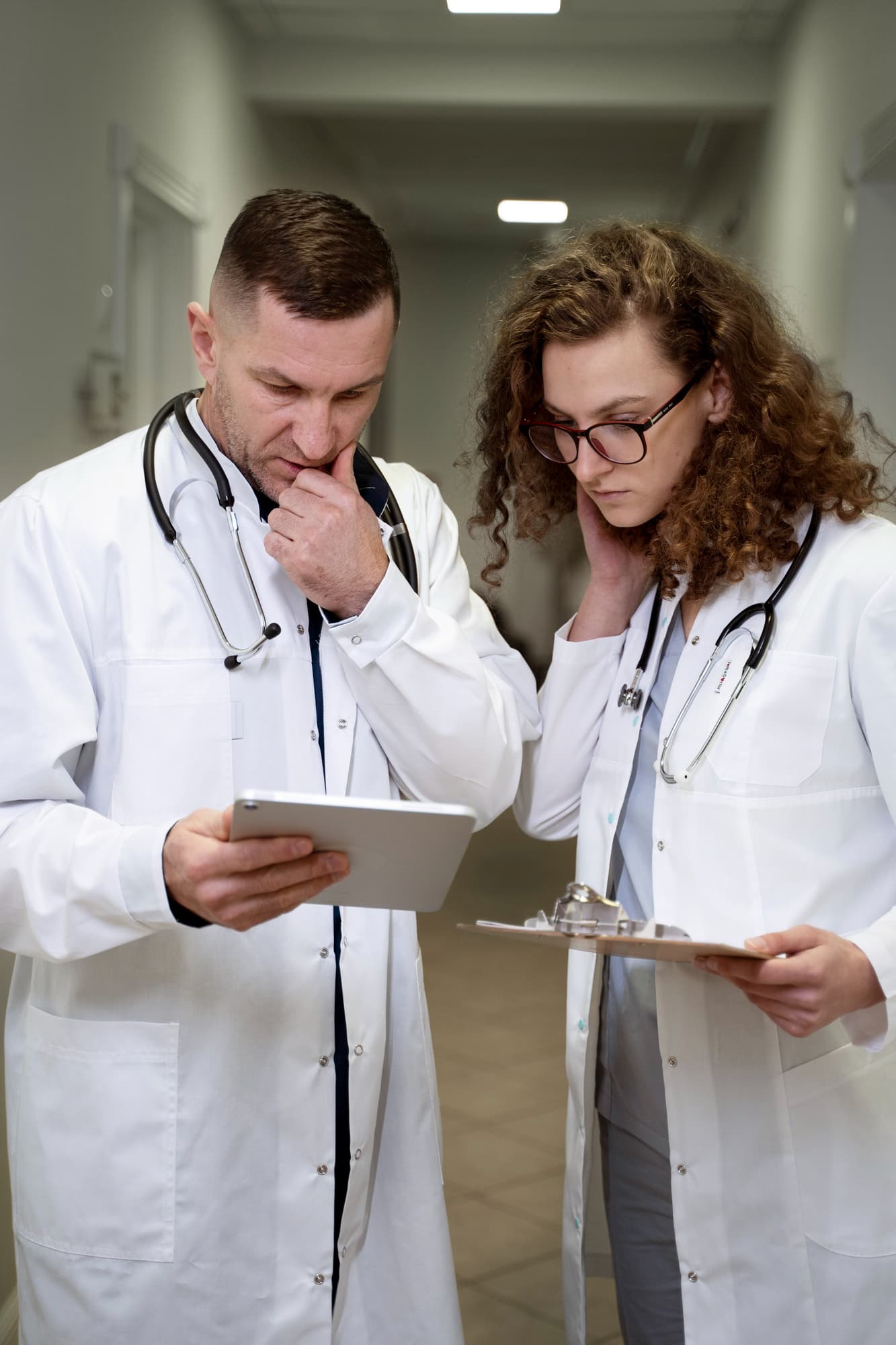 Dos médicos revisando información en una tablet